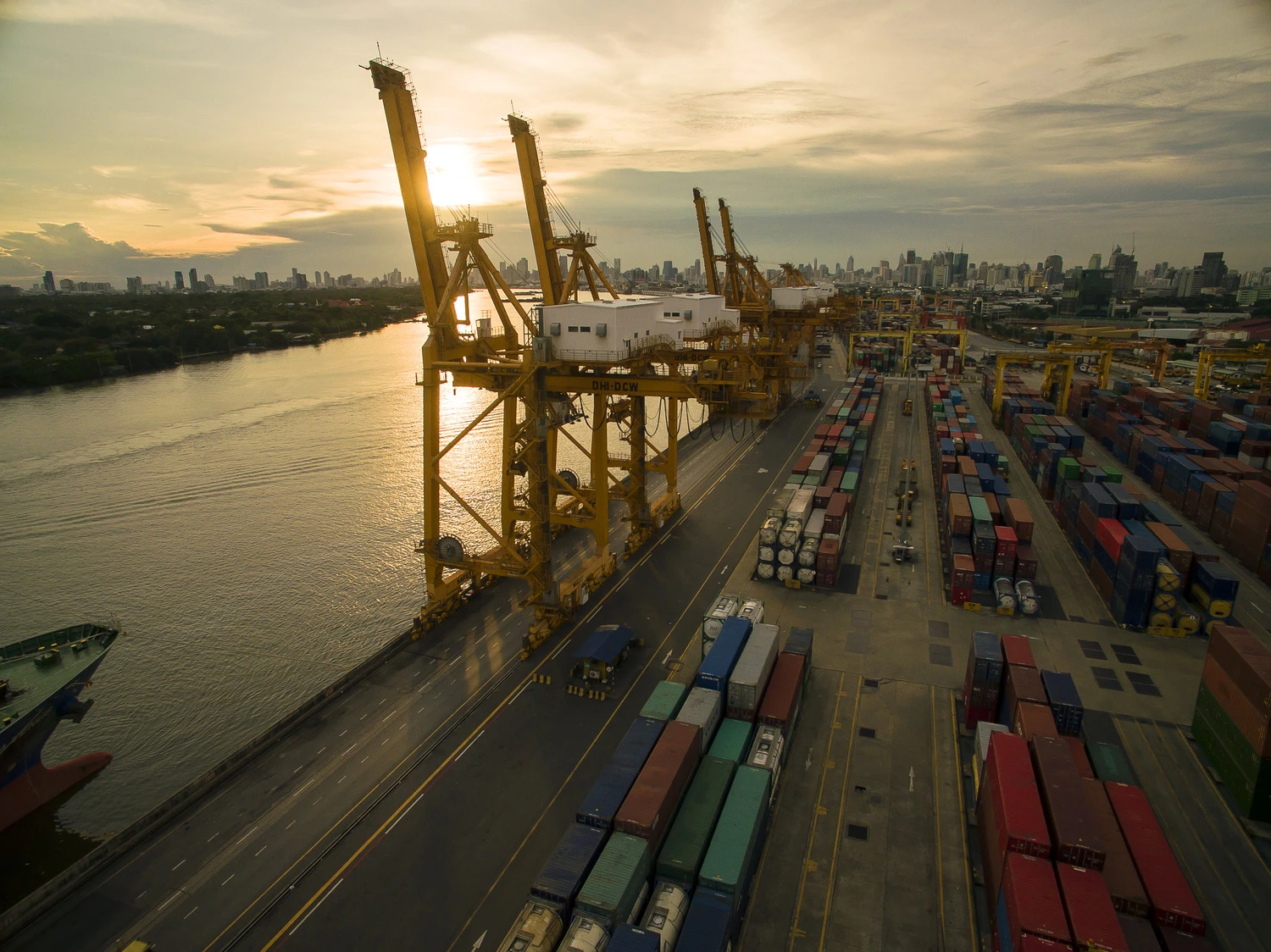 Incoterms – czym są i jakie mają znaczenie w procesie odprawy celnej Twojego towaru?